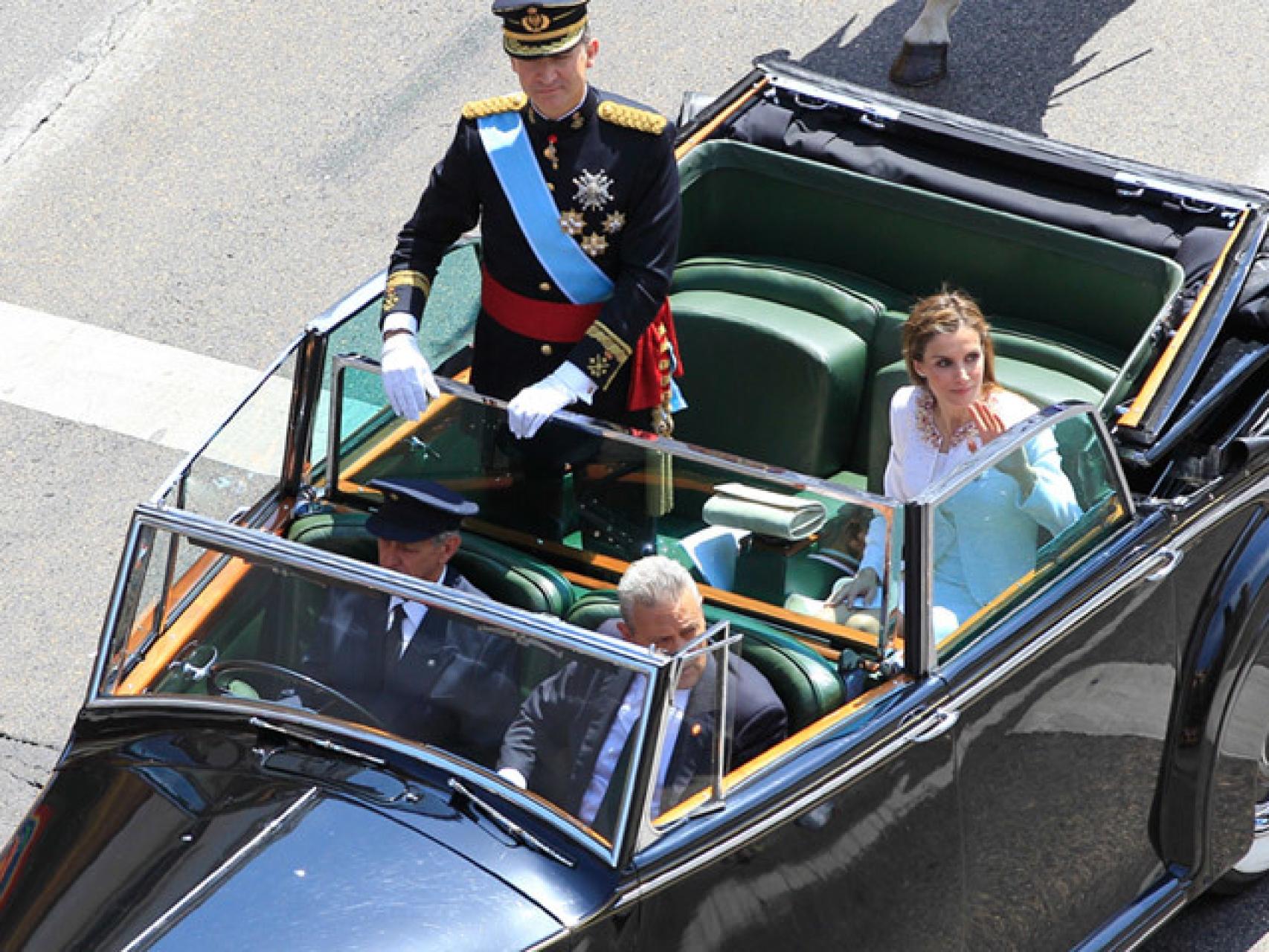 Los Reyes el día de su proclamación junto al chófer Gómez Valbuena y al coronel Corona.
