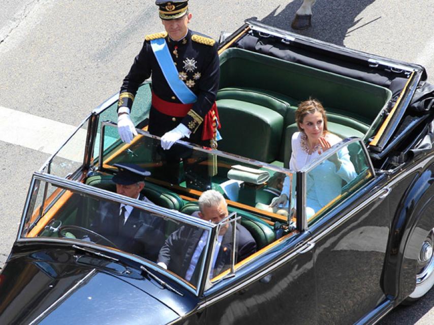 Los Reyes el día de su proclamación junto al chófer Gómez Valbuena y al coronel Corona.