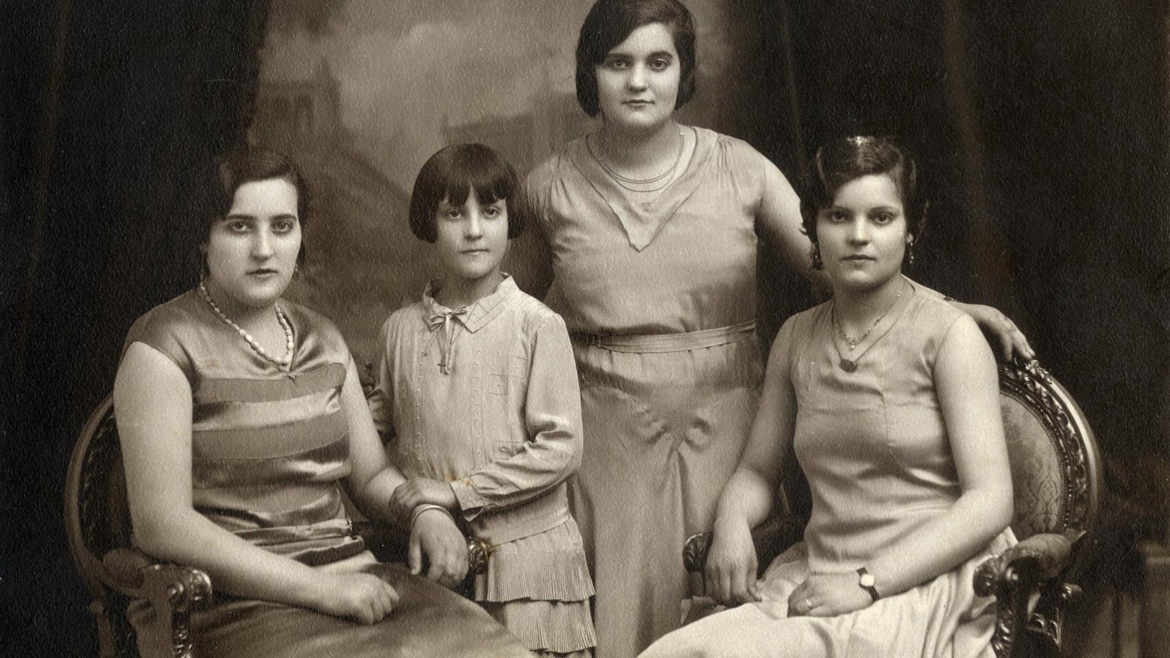 Las hermanas republicanas militantes. Pilar, la protagonista del libro, es la menor.