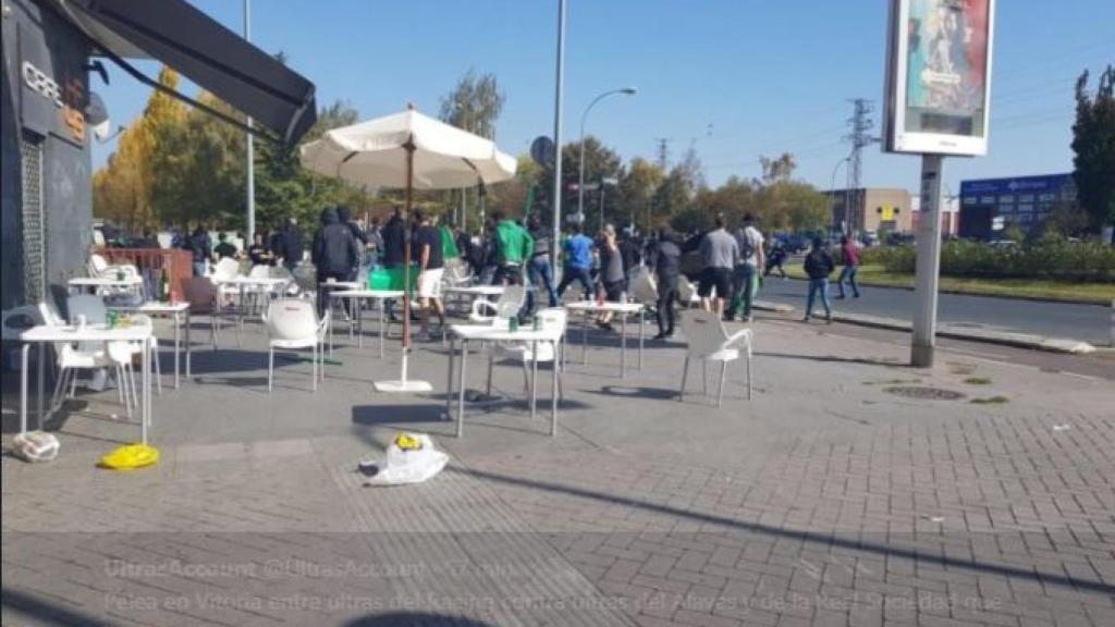 Los ultras del Alavés y del Racing de Santander se pelean.