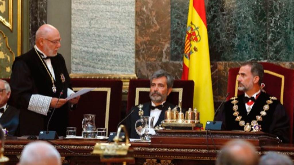 El fiscal general lee su discurso en la ceremonia de apertura del año judicial.