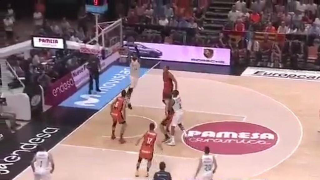 Ayón machaca tras la asistencia de Doncic