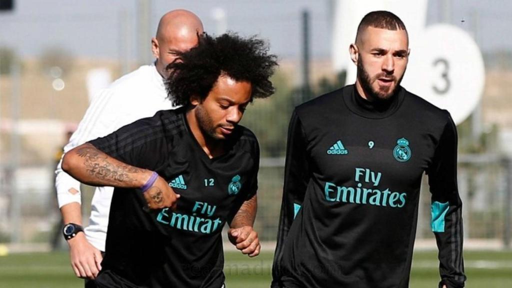 Marcelo y Benzema disputando un balón