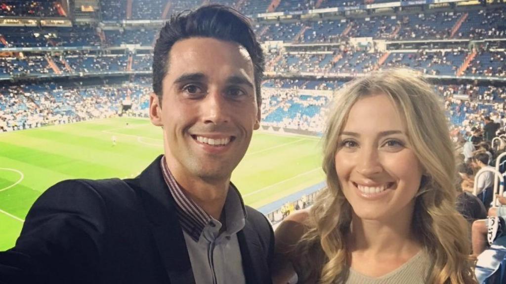 Arbeloa junto a su pareja en el Bernabéu. Foto: Twitter (@aarbeloa17).