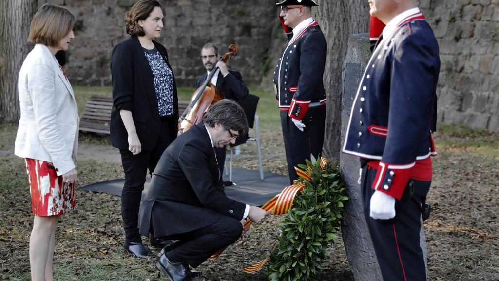Puigdemont acompañado de Forcadell y Colau  en la ofrenda floral a Companys