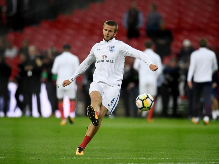 Dier golpea durante un calentamiento con la selección inglesa.