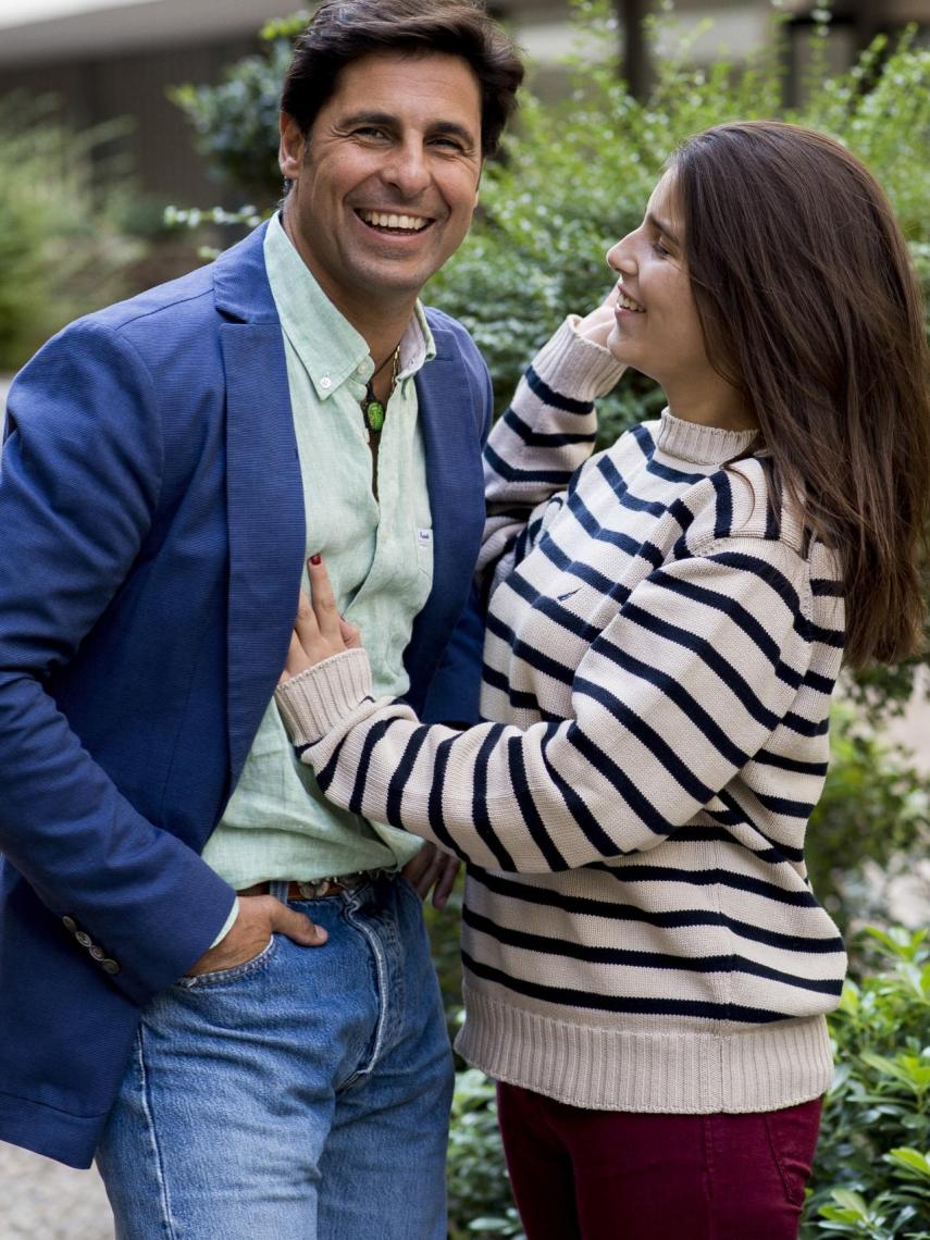 Francisco Rivera posando junto a su hija Cayetana.