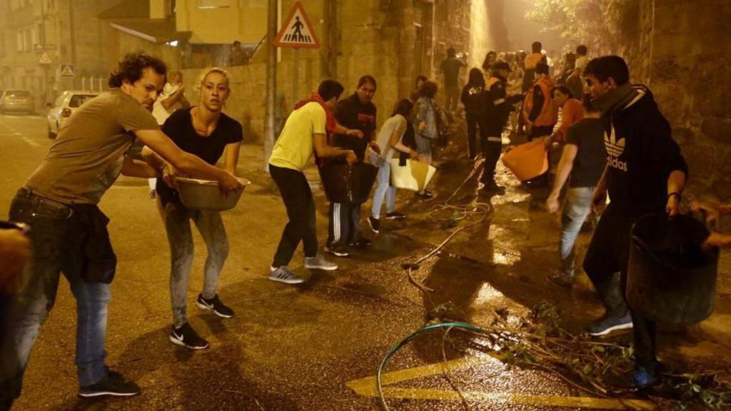 Los vecinos logran controlar el fuego que se había propagado hacia la ladera de O Castro, en Vigo