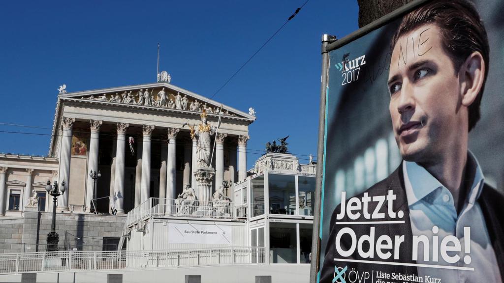 Cartel de la campaña de Kurz frente al parlamento.