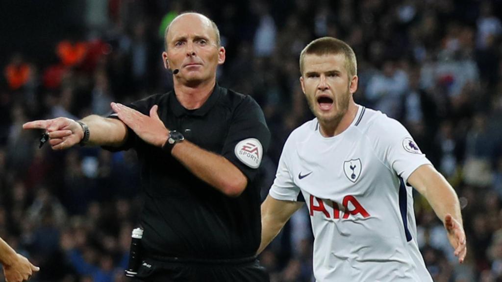 Dier va detrás del árbitro.