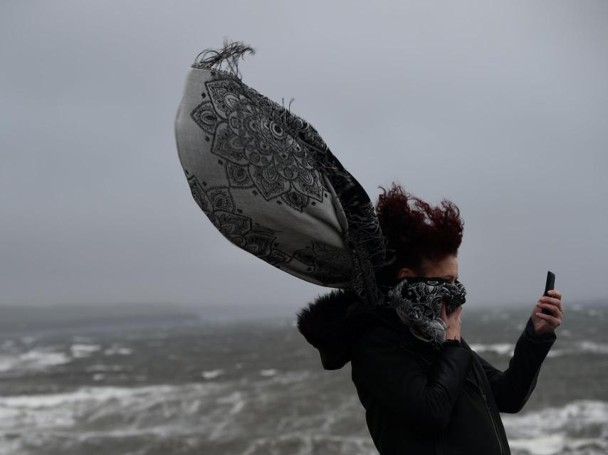 Una mujer se saca una fotografía en el condado de Clare, ciudad de Lahinch.