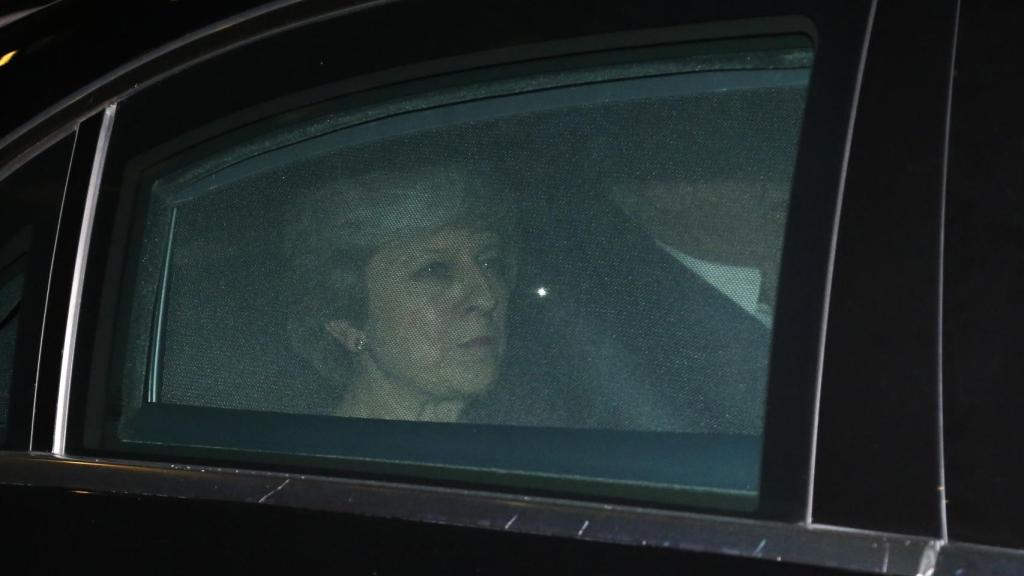 La primera ministra May sale de la sede de la Comisión tras su reunión con Juncker
