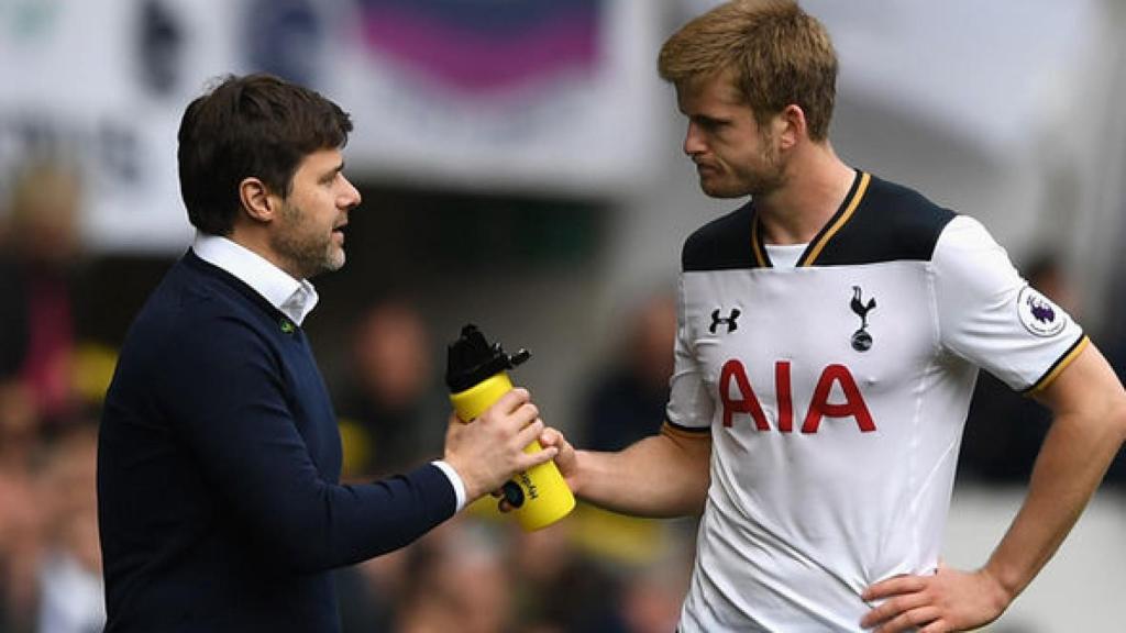Eric Dier habla con Pochettino.