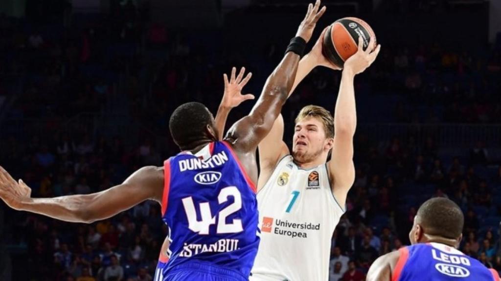 Doncic ante Anadolu Efes. Foto: Twitter (@rudy5fernandez).