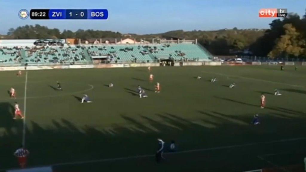 Los jugadores del Bosna Visoko protestan la actuación arbitral ante el Zvijezda.