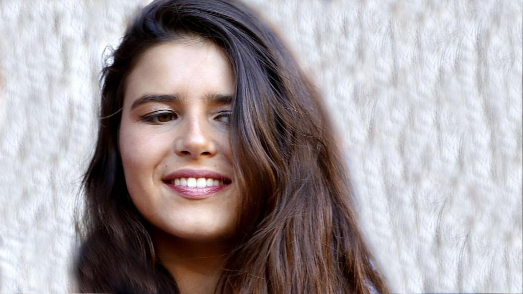 La joven está de prácticas en una discográfica.