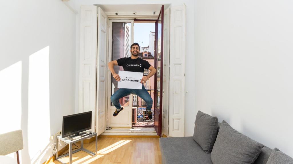 Uno de los 'home checkers' de Spotahome.