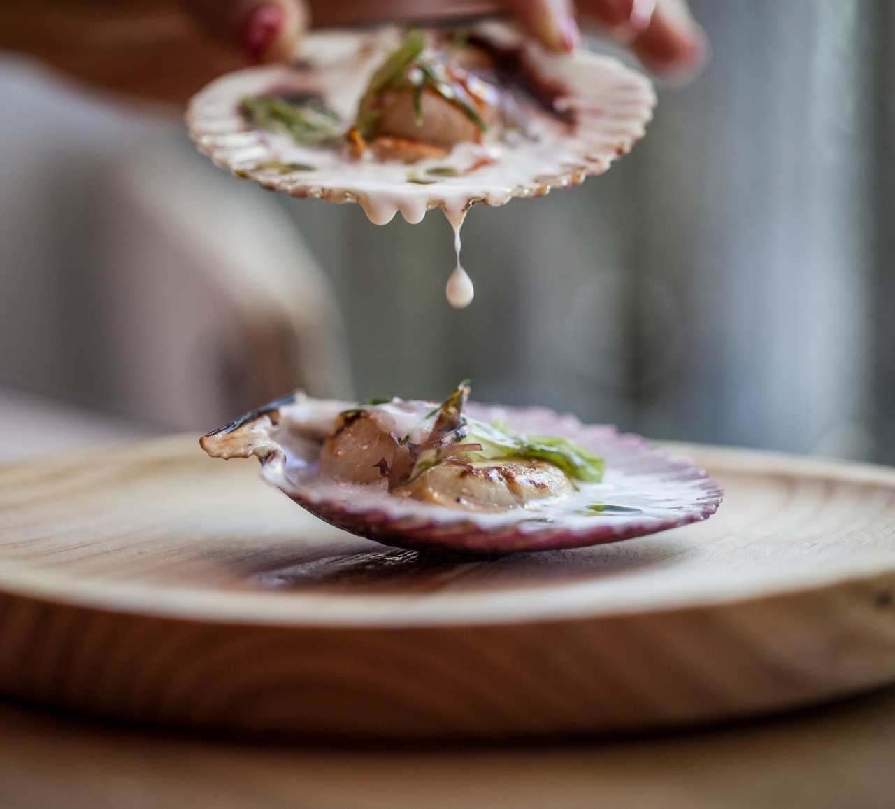 Furtivos. Zamburiñas estilo furtivos con leche de coco ácida, kimchi, aceite de albahaca y algas4