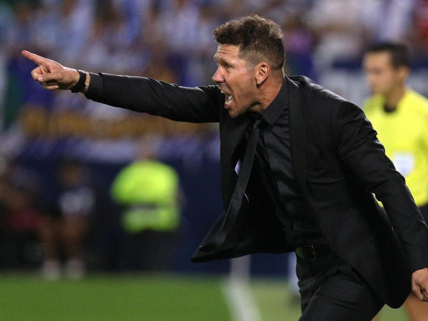 Simeone da instrucciones en el campo.
