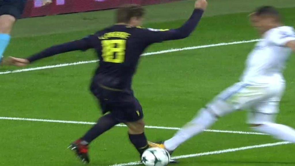 Casemiro toca balón, no hay penalti sobre Llorente