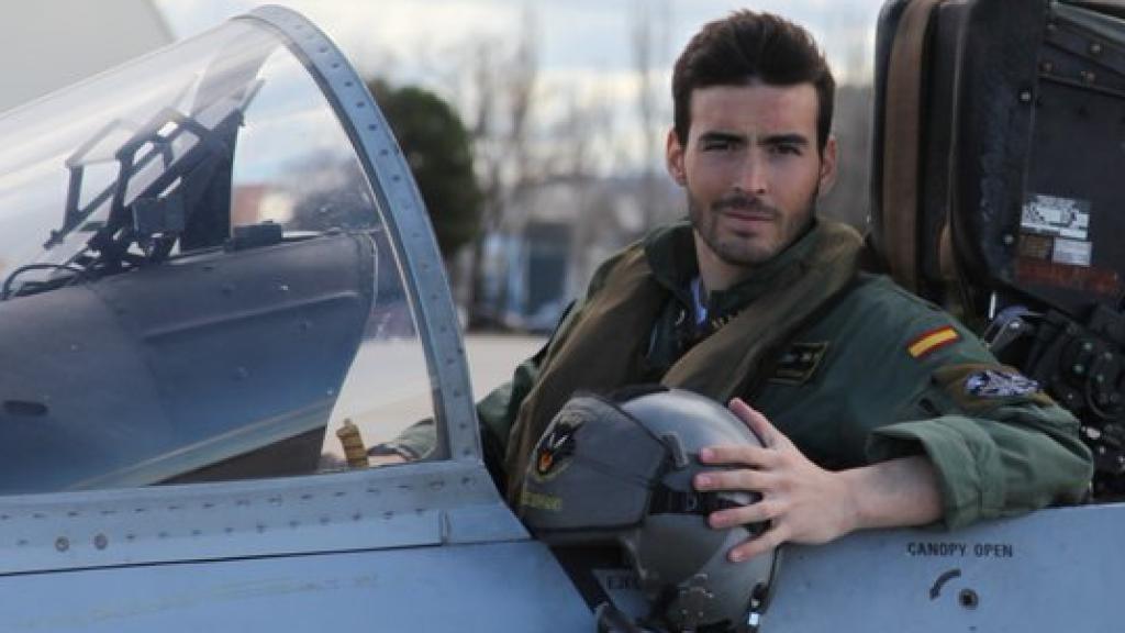 Fernando Pérez, a bordo de uno de los aviones del Ala 12 del Ejército del Aire.