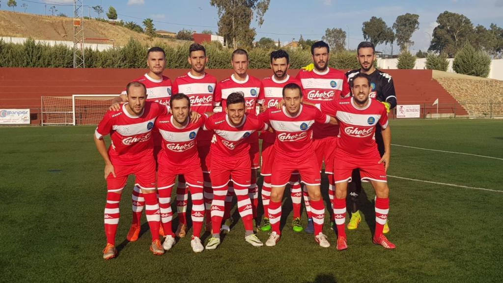 Javito (abajo, cuarto por la izquierda), en el once inicial del Coria en un partido de esta temporada.