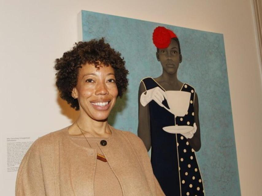 La pintora Amy Sherald y uno de sis retratos.
