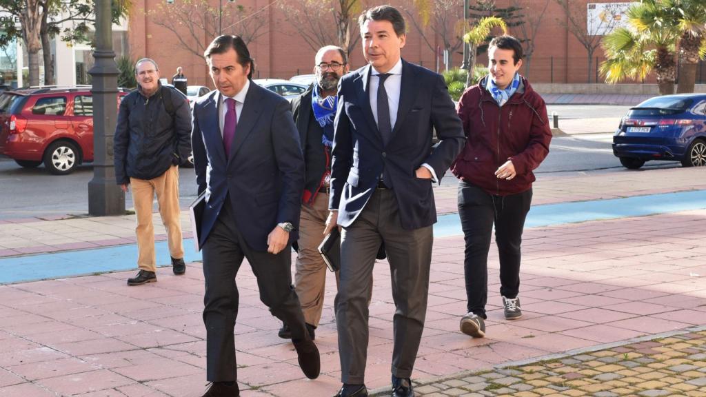 Ignacio González habla a menudo con sus abogados.