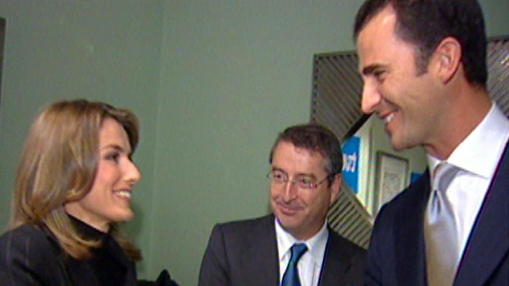 Letizia saluda al entonces príncipe en el año 2003.