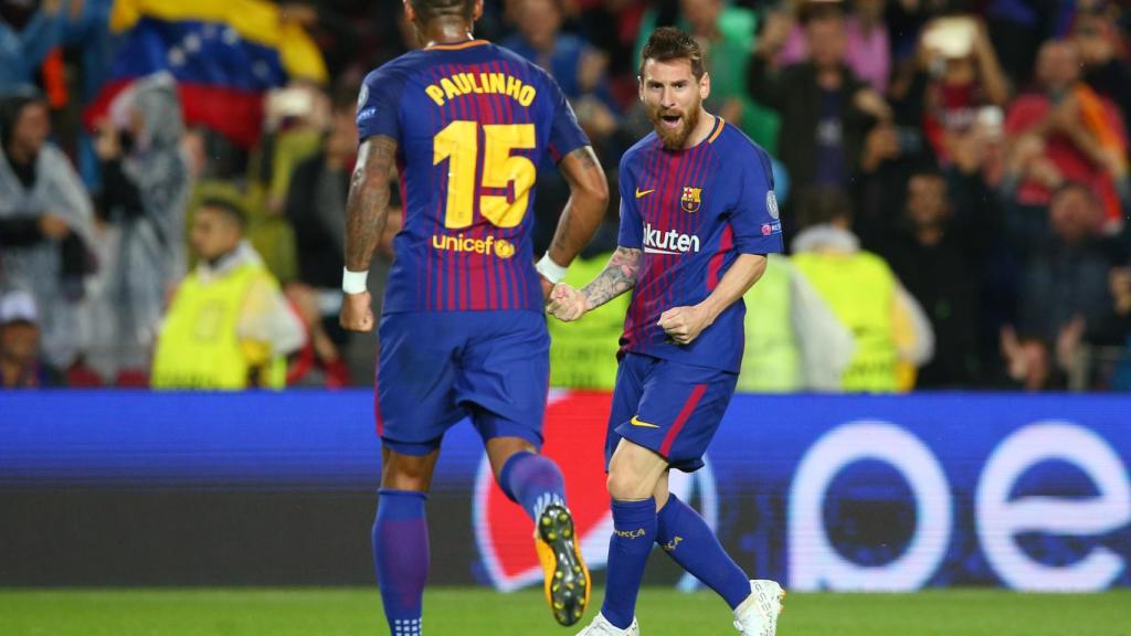 Messi celebra su gol ante el Olympiacos con Paulinho.
