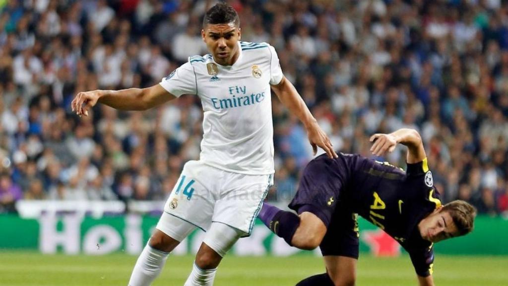 Casemiro controla el balón