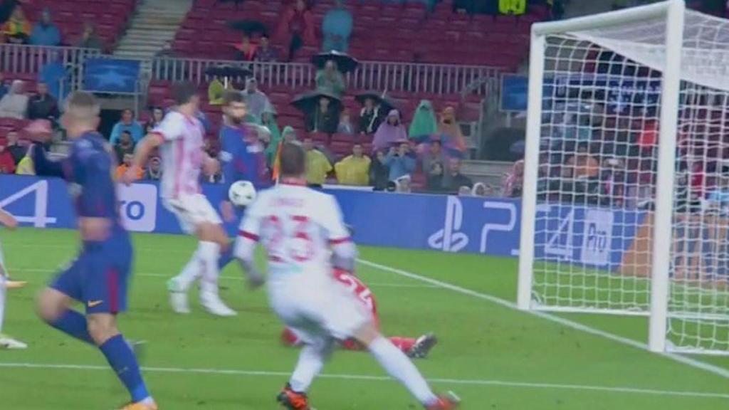 Mano de Piqué. Foto. Twitter (@elchiringuitotv)