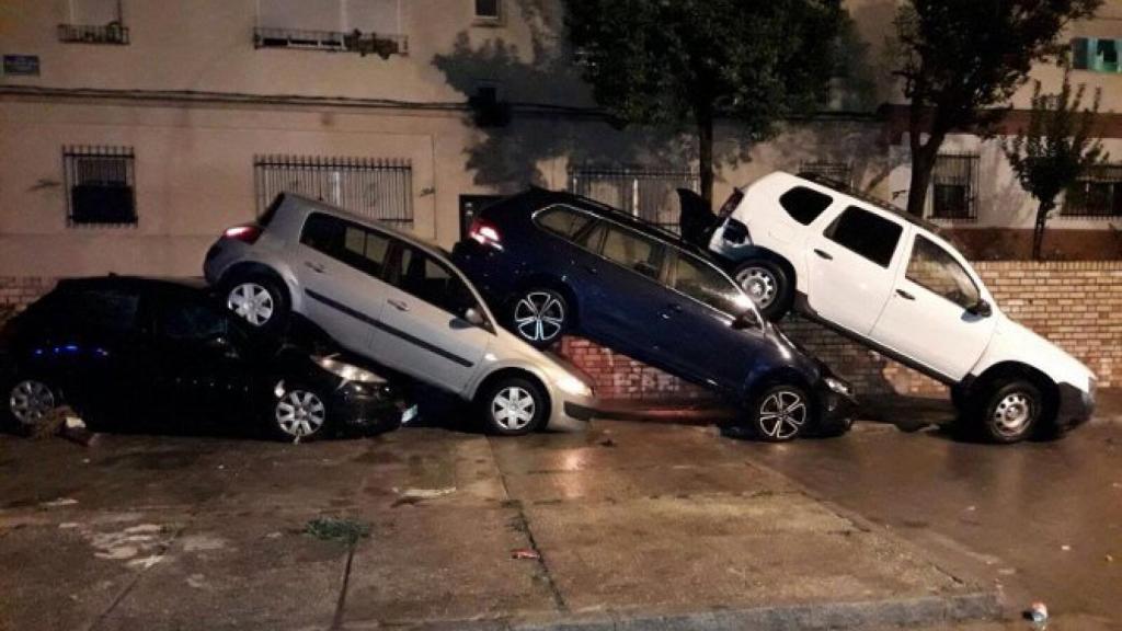 Varios coches apilados tras la tromba de lluvia en Jerez de la Frontera.