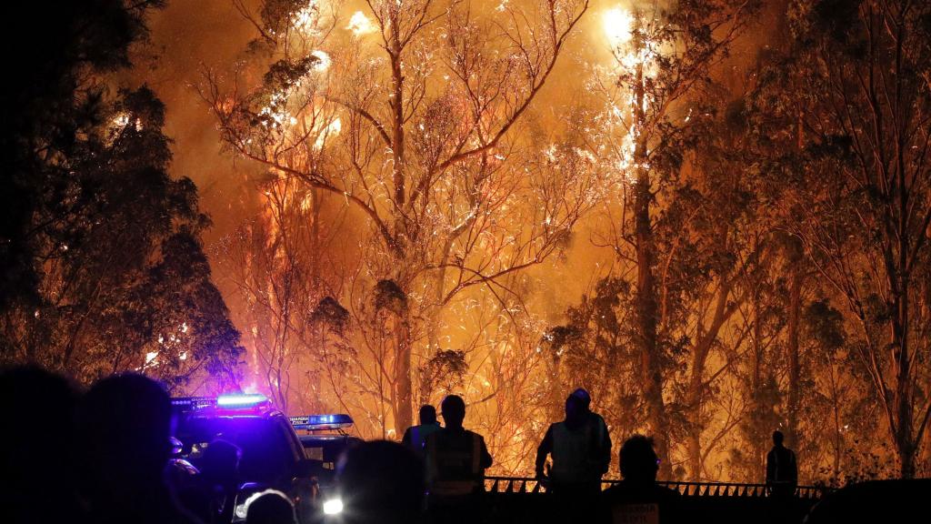 Agentes de la Policía Nacional el pasado domingo ante el incendio que asoló Chandebrito (Nigrán)