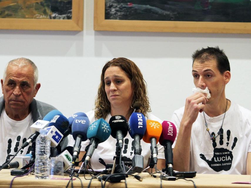 Los padres y el abuelo de Lucía Vivar, en una comparecencia reciente ante los medios.