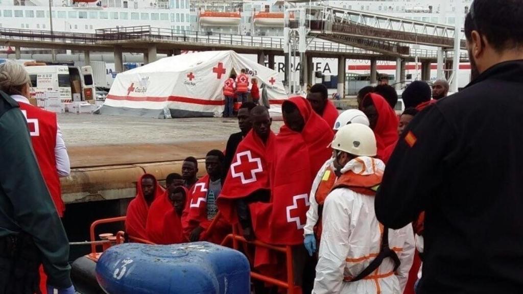 La patera llega al puerto de Málaga.
