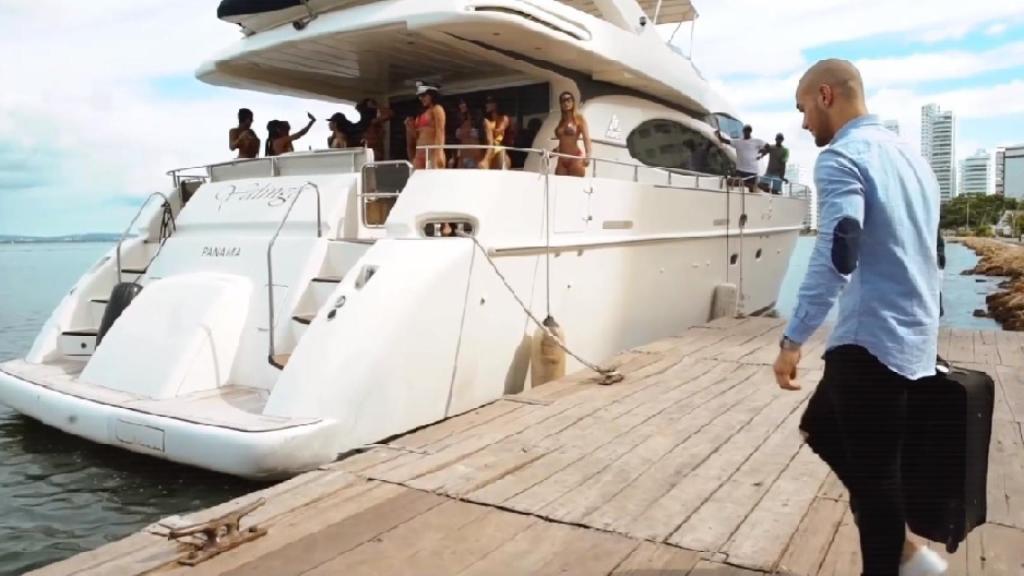 El protagonista del anuncia parte del aeropuerto de Barajas para llegar a la fiesta colombiana