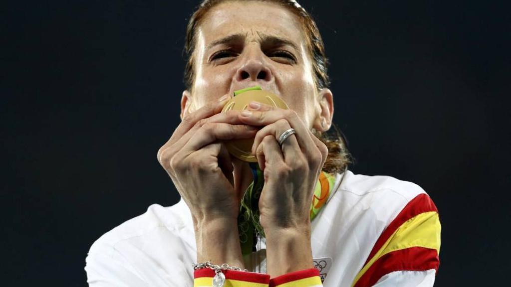 Ruth Beitia besa su medalla de oro.