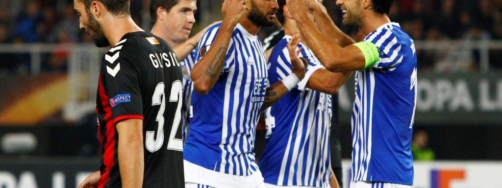 La Real Sociedad celebra uno de sus goles.