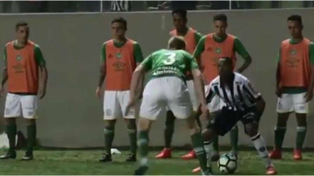 Robinho la lía en Brasil