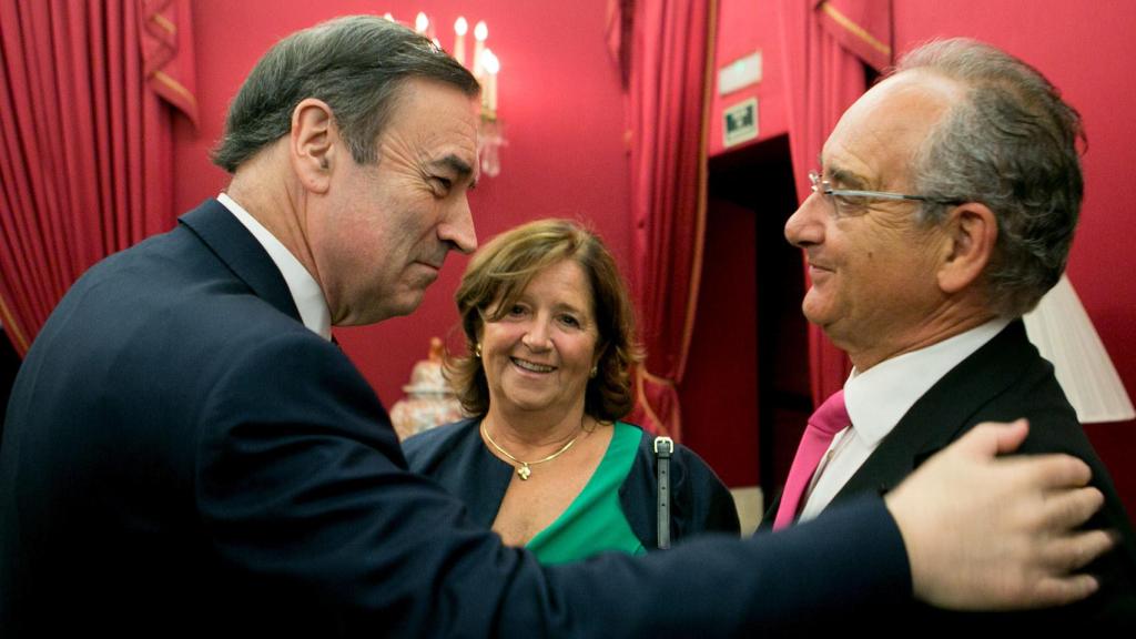 Pedro J. Ramírez conversa con los padres de Ignacio Echeverría.