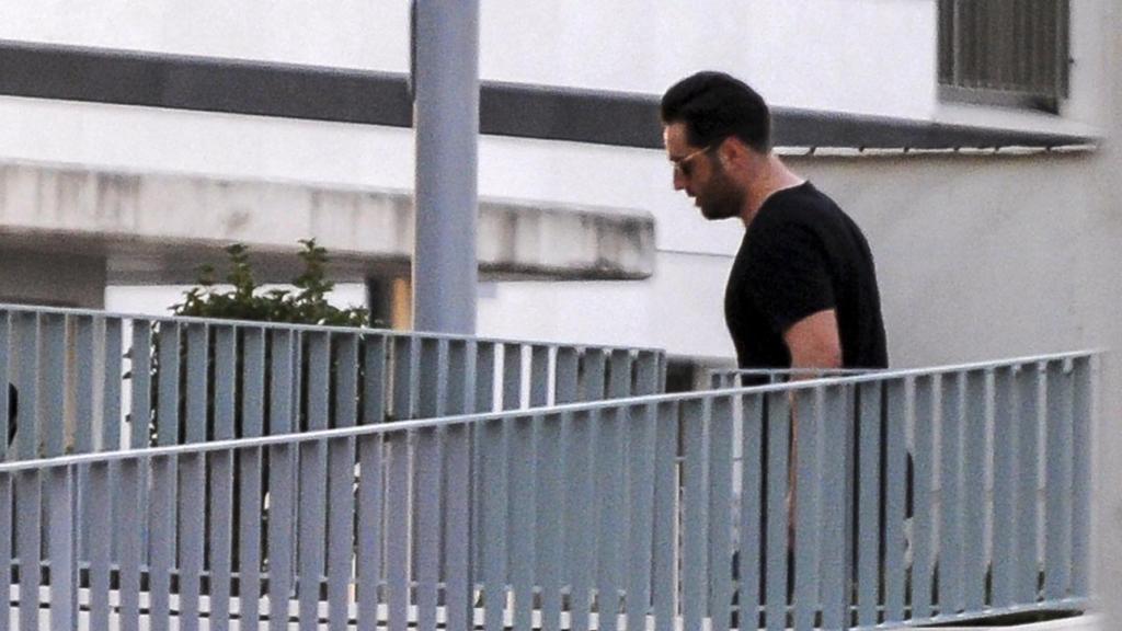 David Bustamante entrando en su nuevo hogar.