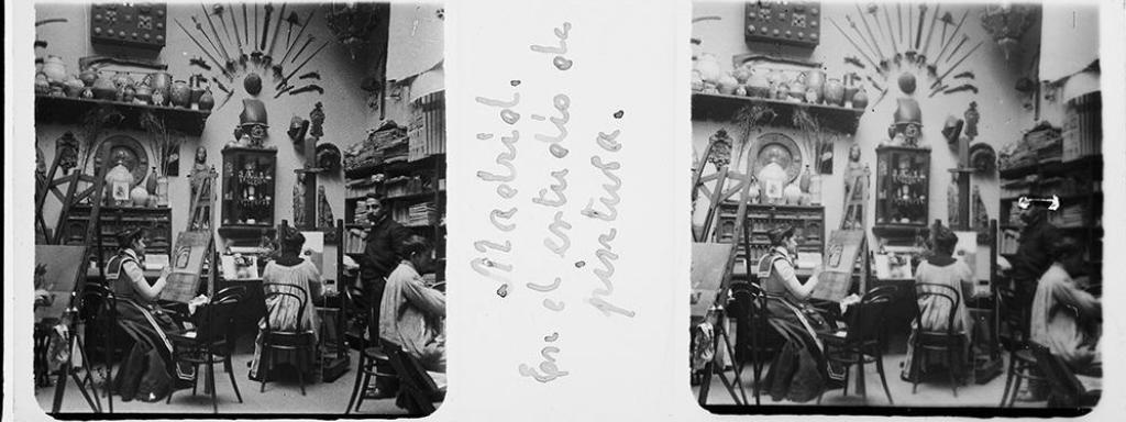 Pintoras fotografiadas en su estudio.