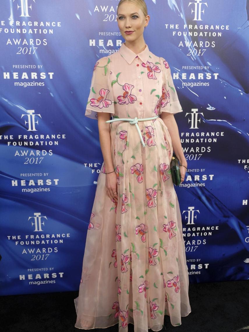 La modelo Karlie Kloss con el modelo de Letizia en largo.