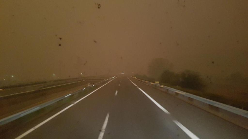 Entre Ponferrada y Piedrafita, a las diez de la mañana del lunes. La ceniza cubre el cielo de forma que parece noche cerrada.