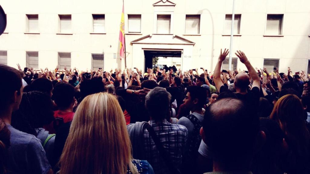 Escrache contra un cuartel de la Guardia Civil en Barcelona.