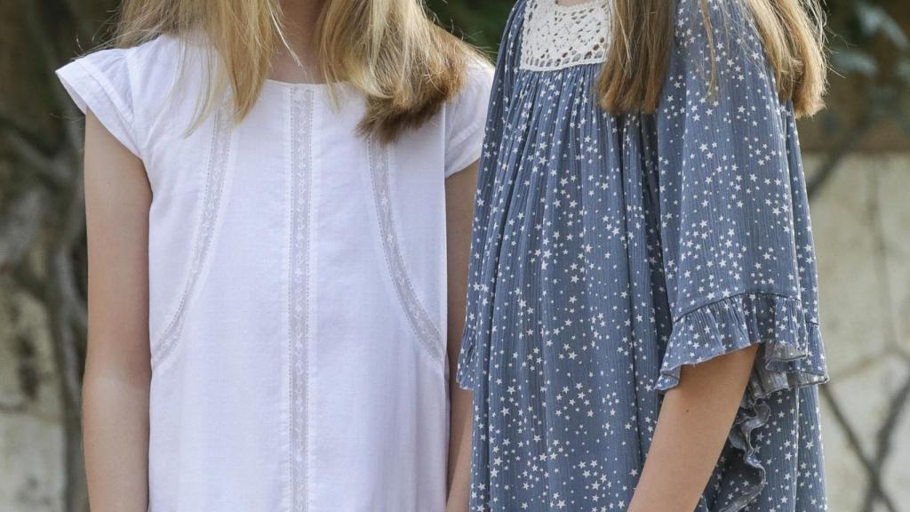 La princesa Leonor con su hermana, durante el tradicional posado en Marivent.