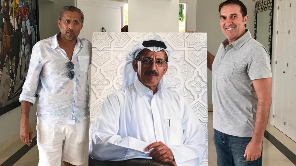 El pintor junto al retrato de un magnate.