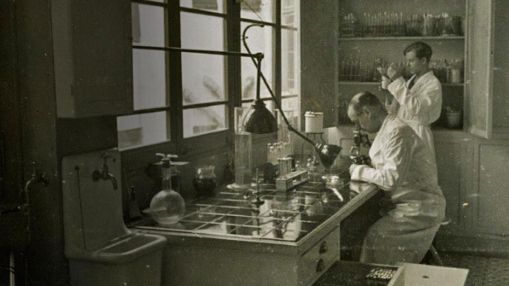 A los pioneros Grífols que empezaron a trabajar con sangre les llamaban Los vampiros de Sarrià