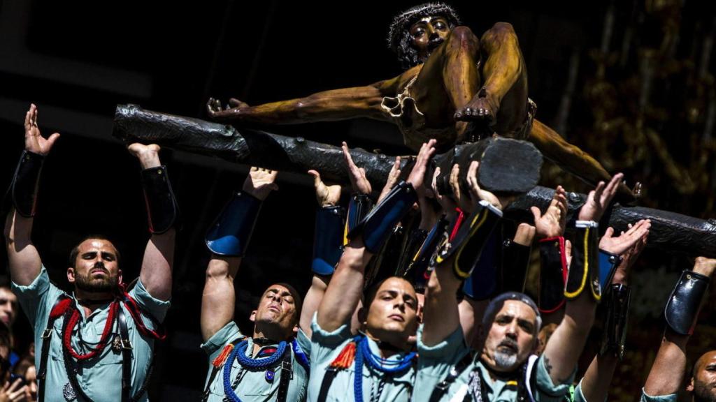 Legionarios con el Cristo de Mena en Málaga.